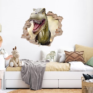 Könnte beinhalten: Ein grüner Dinosaurierkopf, der aus einer zerbrochenen Backsteinmauer ragt, ein 3D-Wandaufkleber für ein Kinderzimmer.
