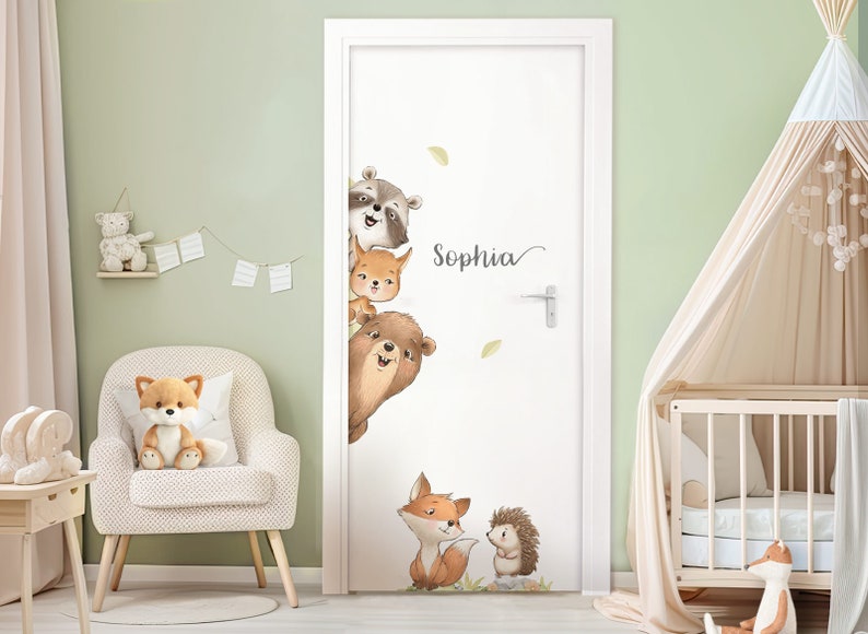 Autocollant de porte animaux de la forêt, autocollant mural pour chambre d'enfant, autocollant mural personnalisé pour chambre de bébé, autocollant mural avec nom, décoration autocollante DK1149 image 1