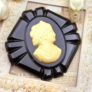 Vintage Bakelite Black and Cream Cameo Pin/Brooch
