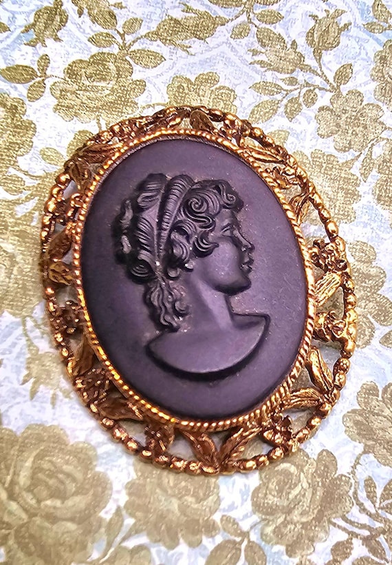 Vintage Black and Gold-Tone Resin Cameo Pin/Pendan