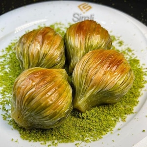 Exquisite Pistachio Mussel Baklava: A Legendary Turkish Delight!