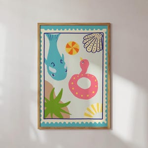 Könnte beinhalten: Eine gerahmte Illustration eines blauen Fisches, eines rosafarbenen aufblasbaren Rings, einer Muschel und eines gelben und orangefarbenen Strandballs auf hellblauem Hintergrund mit weißem Rand.