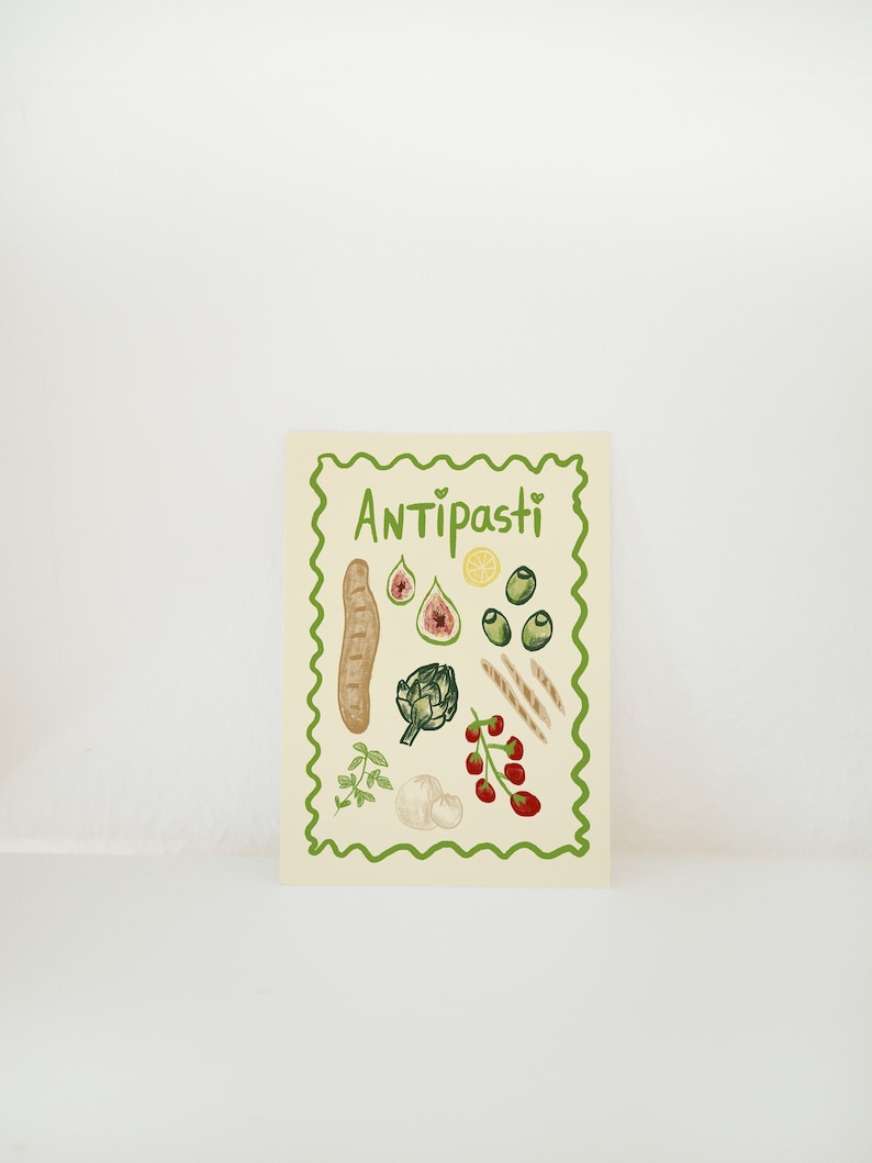 Puede incluir: Una tarjeta blanca con un borde verde y la palabra "Antipasti" en letras verdes. La tarjeta presenta ilustraciones de varios ingredientes de antipasti italianos, incluyendo pan, alcachofa, aceitunas, higos, tomates y lim&oacute;n.