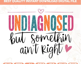 Puede incluir: Un diseño gráfico colorido con el texto "UNDIAGNOSED but somethin ain't Right" con dos corazones rosas. El texto está en un estilo de fuente desgastado.