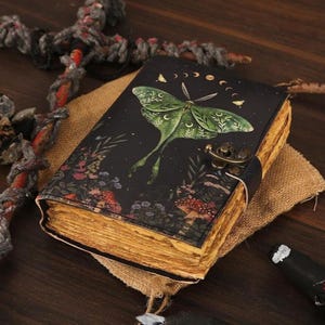 Grimorio de cuero Luna Moth, Libro de las Sombras, Libro de hechizos de brujería hecho a mano, Cuaderno wiccano de cuero con borde irregular de estilo vintage
