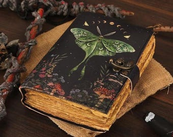 Skórzany Grimoire Luna Moth, Dziennik Księgi Cieni, Ręcznie robiona Księga Czarów, Stary skórzany notes Wicca z papieru z krawędzią Deckle