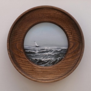 Paisagem marinha em miniatura com veleiro – Pintura a óleo em moldura de madeira de freixo, feita à mão 5,5 x 5,5 pol.