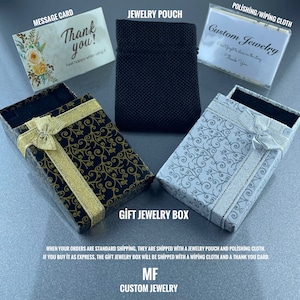 Pu&ograve; includere: Una pochette per gioielli nera, una scatola regalo bianca con un nastro argentato, un biglietto di ringraziamento bianco con il testo "Custom Jewelry" e un biglietto di ringraziamento bianco con il testo "Thank you! Feel happy while using it." Il testo "Gift Jewelry Box" &egrave; stampato sotto le scatole. Il testo "MF Custom Jewelry" &egrave; stampato sotto il testo "Gift Jewelry Box".