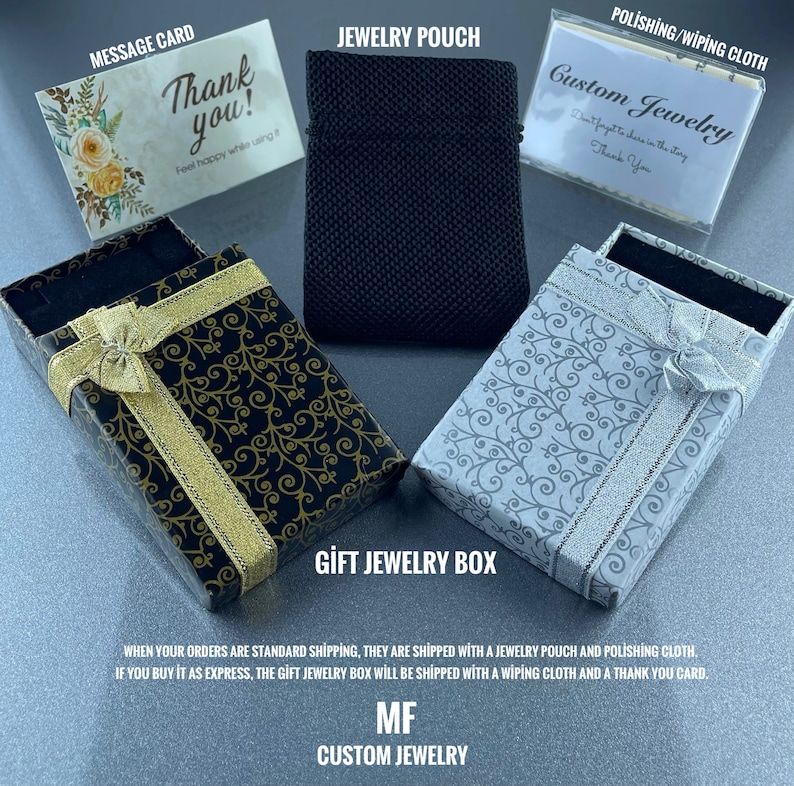 Pu&ograve; includere: Una pochette per gioielli nera, una scatola regalo bianca con un nastro argentato, un biglietto di ringraziamento bianco con il testo "Custom Jewelry" e un biglietto di ringraziamento bianco con il testo "Thank you! Feel happy while using it." Il testo "Gift Jewelry Box" &egrave; stampato sotto le scatole. Il testo "MF Custom Jewelry" &egrave; stampato sotto il testo "Gift Jewelry Box".