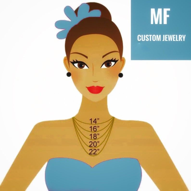Pu&ograve; includere: Illustrazione di una donna che indossa una blusa blu e una collana d'oro. La collana &egrave; mostrata in diverse lunghezze, da 14 pollici a 22 pollici. Il testo "MF CUSTOM JEWELRY" &egrave; nell'angolo in alto a destra dell'immagine.