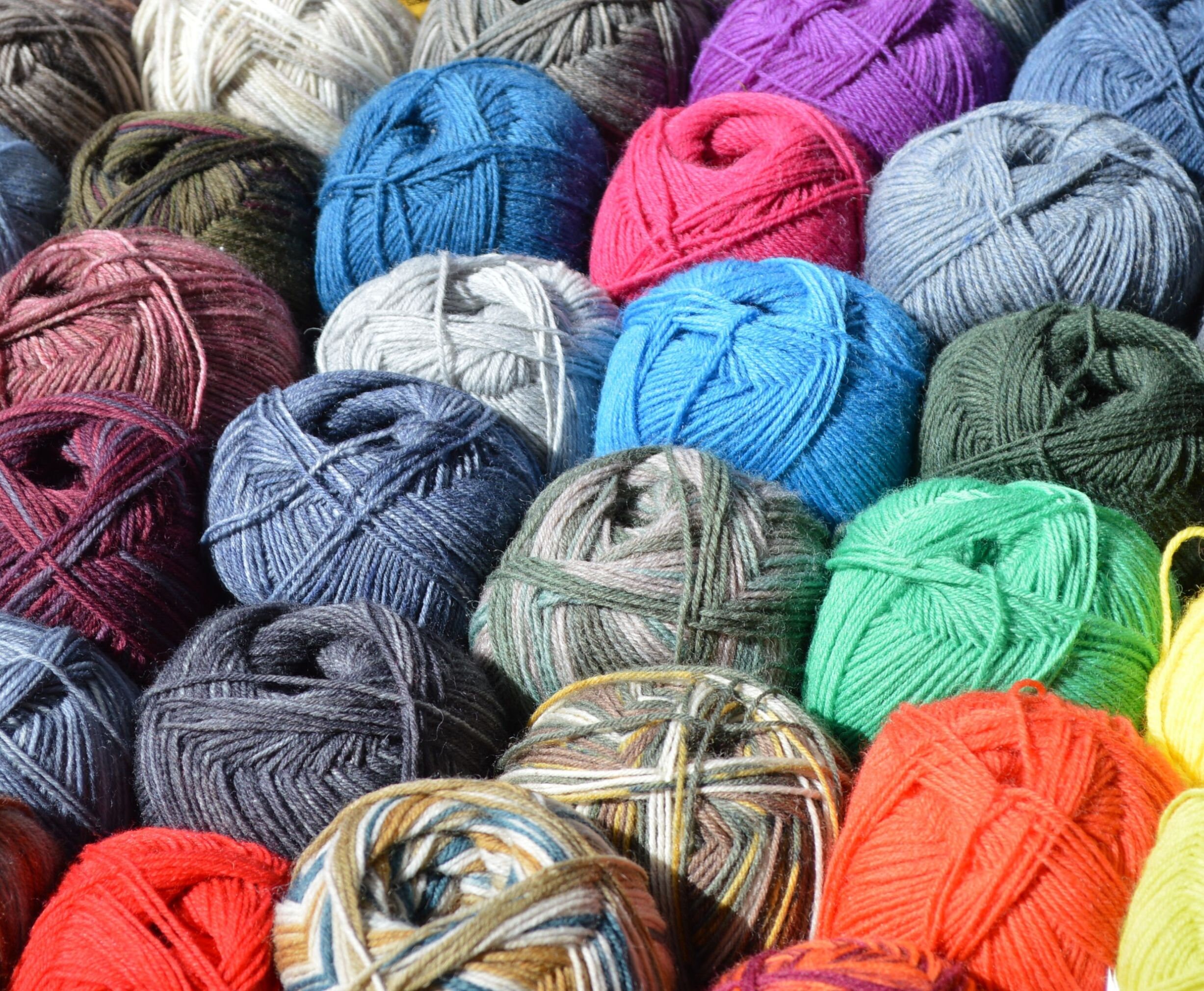 Coloridos hilos de lana para tejer en estantes en la tienda de  haberdashery. Concepto de artesanía de trabajo de punto Fotografía de stock  - Alamy