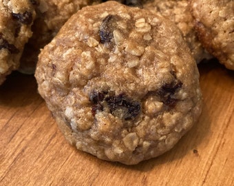 Chewy Oatmeal Raisin Cookies