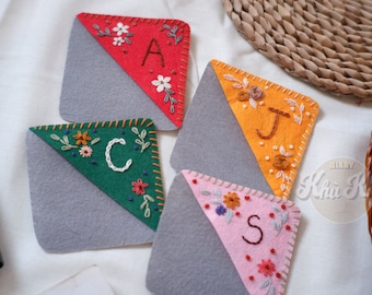 Stickdatei Lesezeichen / Personalisiertes handgesticktes Lesezeichen / Geschenk für Freundin / Handbestickt mit Blumen / Buchzubehör