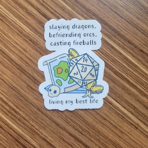 Slaying Dragons, etc. Living My Best Life! Dungeons and Dragons Sticker Papier oder Vinyl Feuer Schwert D20 Süß Lustig D&D Dungeon Master RPG