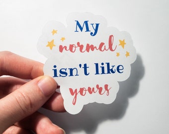 Può includere: Adesivo bianco con un design rosa e blu. L'adesivo dice "My normal isn't like yours" con stelle gialle intorno al testo.