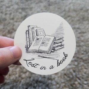 Lost In A Book Niedliches Papier oder wasserfester Vinyl-Aufkleber für Leser und Leseratten