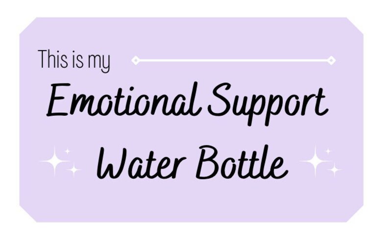 Peut inclure: Une &eacute;tiquette de couleur lavande avec le texte "This is my Emotional Support Water Bottle" en &eacute;criture cursive noire. L'&eacute;tiquette a deux &eacute;toiles blanches de chaque c&ocirc;t&eacute; du texte.