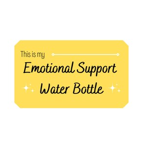 Peut inclure: Autocollant jaune avec le texte "This is my Emotional Support Water Bottle" avec deux &eacute;toiles blanches de chaque c&ocirc;t&eacute; du texte.