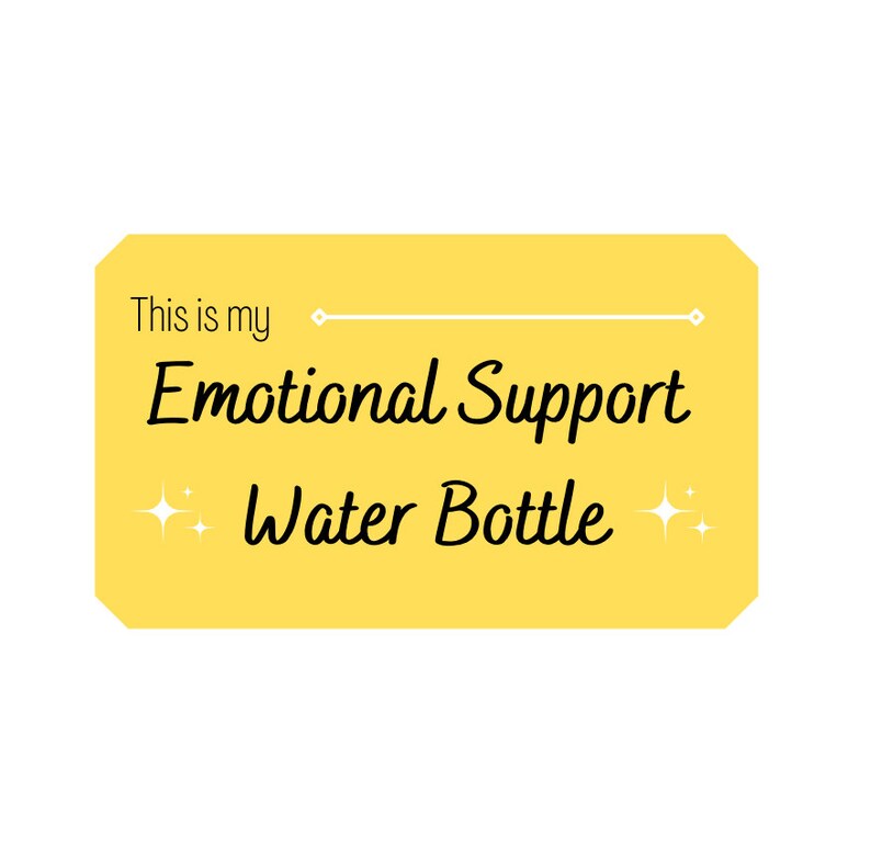 Peut inclure: Autocollant jaune avec le texte "This is my Emotional Support Water Bottle" avec deux &eacute;toiles blanches de chaque c&ocirc;t&eacute; du texte.