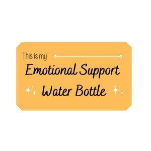 Peut inclure: Un autocollant jaune avec des coins arrondis qui dit "This is my Emotional Support Water Bottle" avec deux &eacute;toiles blanches de chaque c&ocirc;t&eacute; du texte.