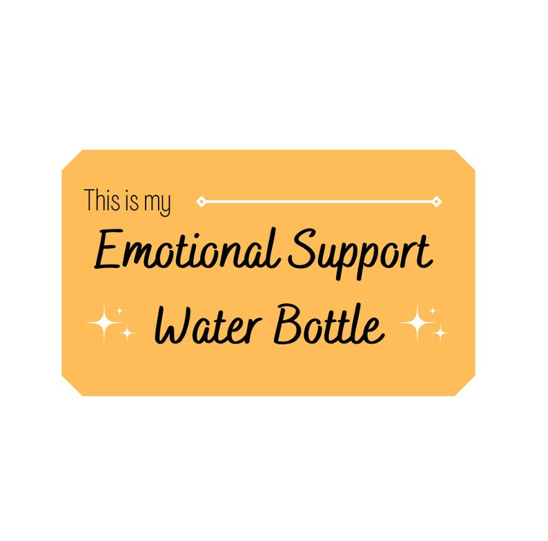 Peut inclure: Un autocollant jaune avec des coins arrondis qui dit "This is my Emotional Support Water Bottle" avec deux &eacute;toiles blanches de chaque c&ocirc;t&eacute; du texte.