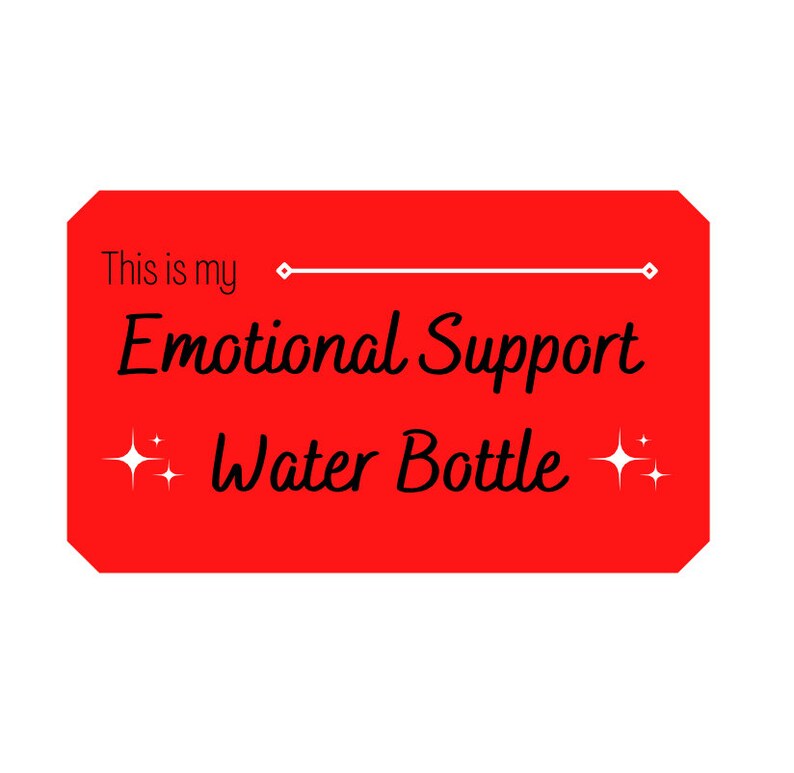 Peut inclure: Autocollant rectangulaire rouge avec du texte blanc qui dit "This is my Emotional Support Water Bottle" avec deux &eacute;toiles blanches de chaque c&ocirc;t&eacute; du texte.