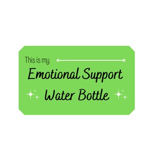 Peut inclure: Autocollant vert aux coins arrondis qui dit "This is my Emotional Support Water Bottle" avec deux &eacute;toiles blanches de chaque c&ocirc;t&eacute; du texte.