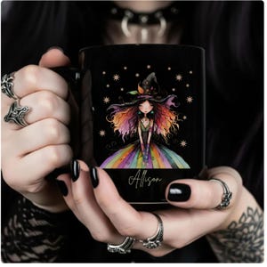 Puede incluir: Taza de cer&aacute;mica negra con una ilustraci&oacute;n de una bruja con pelo y vestido arco&iacute;ris. La taza tiene el nombre "Allison" en cursiva. Estrellas dispersas alrededor de la bruja.