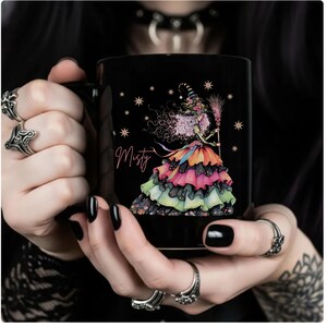 Puede incluir: Taza de cer&aacute;mica negra con una colorida ilustraci&oacute;n de una bruja con una escoba y el nombre "Misty". La bruja lleva un vestido en capas con volantes rosas, naranjas, negros y verdes. El dise&ntilde;o incluye estrellas y un estilo caprichoso.