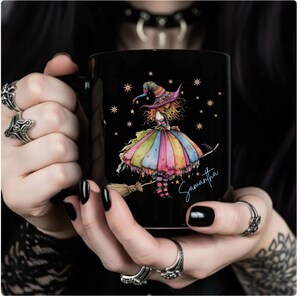 Puede incluir: Taza de cer&aacute;mica negra con una colorida ilustraci&oacute;n de acuarela de una bruja en una escoba, con el nombre "Samantha" en cursiva. La bruja lleva un vestido arco&iacute;ris y un sombrero puntiagudo, rodeada de estrellas.