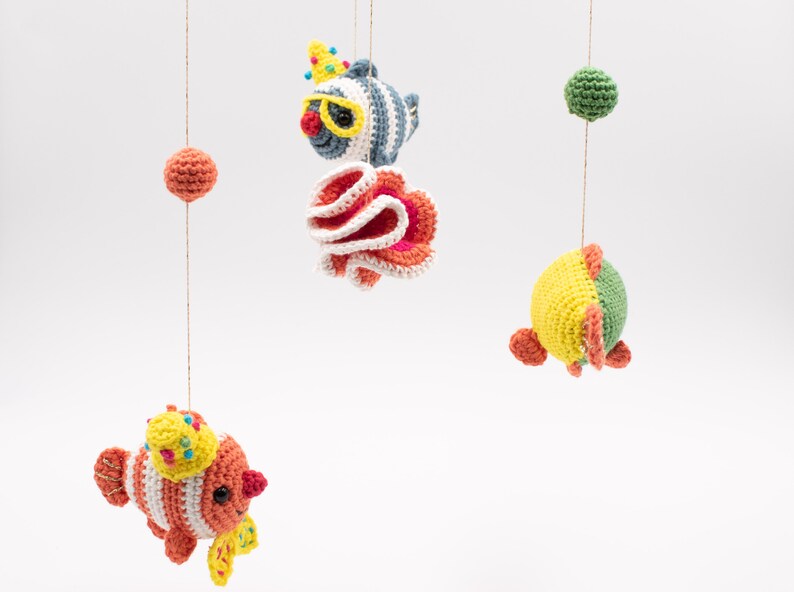 Modèle amigurumi de mobile pour bébé poisson-clown, motif amigurumi mobile pour bébé poisson-clown au crochet, modèle PDF en anglais États-Unis uniquement image 2