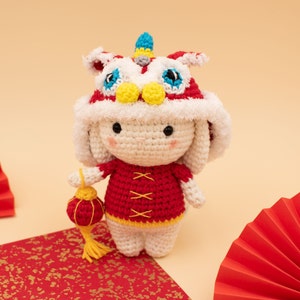 Prosperity Bunny Amigurumi Häkelanleitung, Chinesisches Neujahrskaninchen Pattern, Anleitung zum Tanzen der Löwen, PDF nur in Englisch (US).