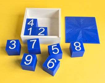 Cubes Corsi avec option boîte assortie. 9 cubes en plastique bleu avec les numéros 1 à 9 sur blanc, test de tapotement du bloc Corsi.