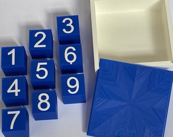 Cubes Corsi avec option boîte assortie. 9 cubes en plastique bleu avec les numéros 1 à 9 sur blanc, test de tapotement du bloc Corsi.