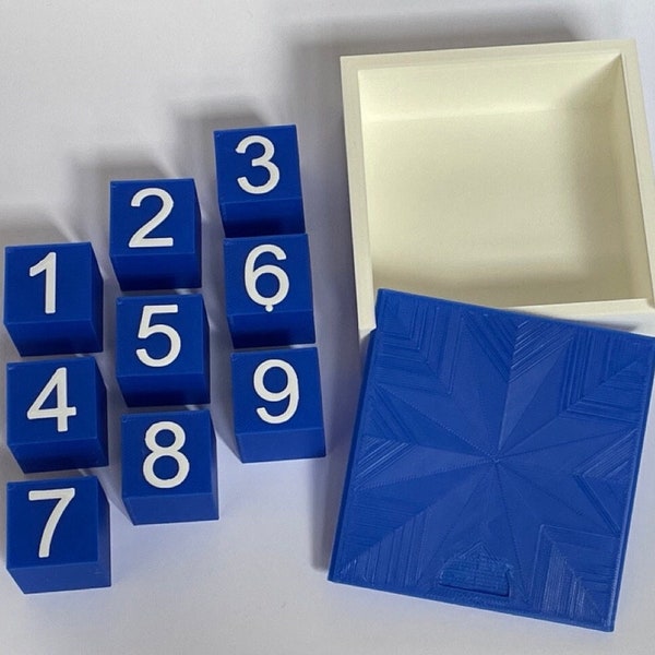 Cubes Corsi avec option boîte assortie. 9 cubes en plastique bleu avec les numéros 1 à 9 sur blanc, test de tapotement du bloc Corsi.