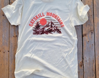 Handbedrukt Catskills Mountain-shirt • Grafisch T-shirt Upstate New York Outdoors