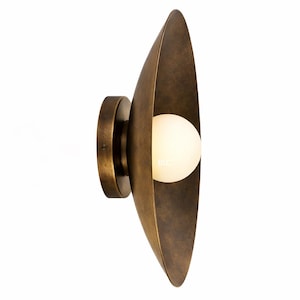 Aplique de pared de latón antiguo con difusor de globo esmerilado