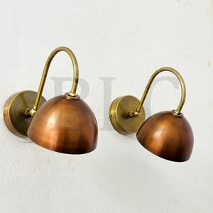 手作りの湾曲した真鍮シェード - ミッドセンチュリーの燭台 - モダンな照明器具 - 真鍮のペンダントライト - 寝室の照明 - 天井照明
