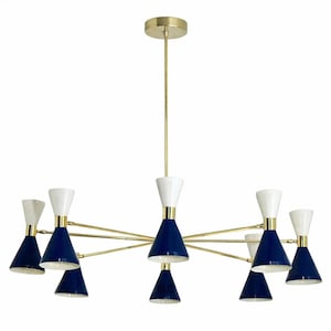 Puede incluir: Un candelabro moderno de mediados de siglo con acabado de latón y ocho pantallas en forma de cono. Las pantallas alternan entre blanco y azul marino, con detalles dorados. El accesorio está suspendido de una varilla y un soporte de techo de latón.