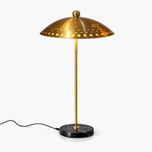 Modern mässingskupolbordslampa med perforerad skärm och svart bas