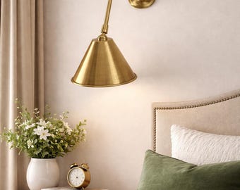 Aplique de pared con brazo oscilante ajustable de latón crudo