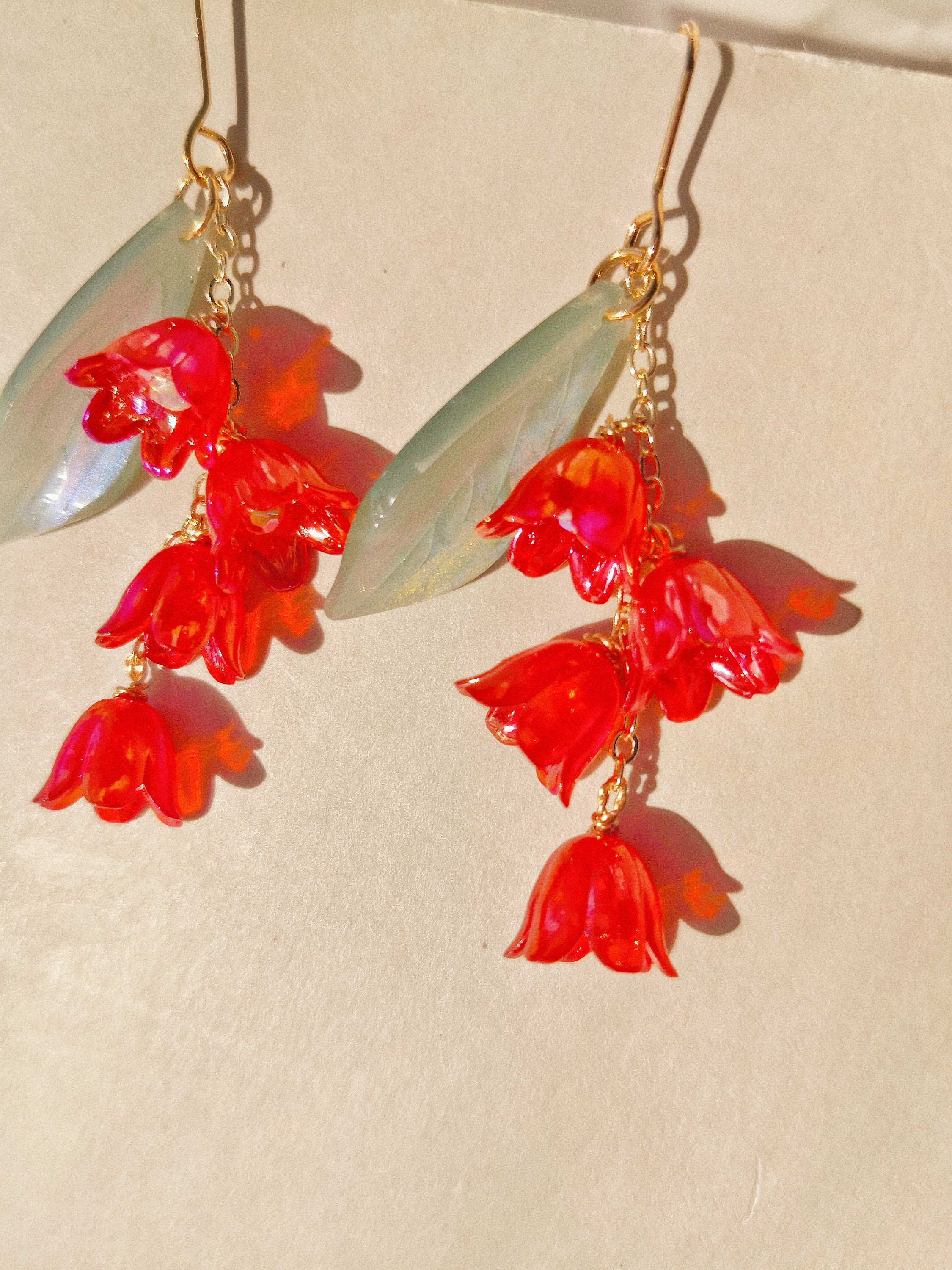 Maiglöckchen Ohrringe, rote Lilien Ohrringe, zierliche Ohrringe, zierliche Ohrringe, Cottagecore Ohrring, Braut Ohrring
