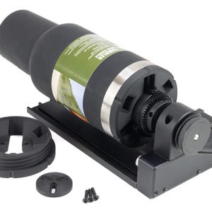 Könnte beinhalten: Ein schwarzer Tumbler mit zylindrischem Design, montiert auf einer schwarzen Basis mit Zahnrädern und einem Motor. Enthält einen schwarzen Deckel, eine kleine schwarze Scheibe und mehrere Schrauben. Der Tumbler hat ein silbernes Band und ein grün-weißes Etikett.
