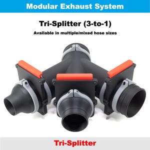 K&ouml;nnte beinhalten: Ein schwarzes Tri-Splitter (3-zu-1) Auspuffsystem-Bauteil mit drei Ausg&auml;ngen. Die Komponente hat orange und graue Akzente und den Text "Modular Exhaust System" und "Tri-Splitter (3-to-1)".
