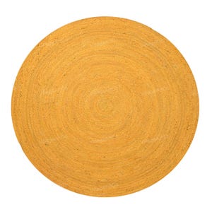 Op de afbeelding: Een ronde jute vloerkleed in mosterdgeel. Het vloerkleed is gemaakt van geweven vezels, waardoor een textuur ontstaat. Het cirkelvormige ontwerp is eenvoudig en modern, geschikt voor diverse interieurstijlen. Het vloerkleed is effen van kleur zonder patronen.