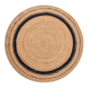 Op de afbeelding: Een ronde jute vloerkleed in natuurlijk bruin met een dikke zwarte rand. Het vloerkleed heeft een geweven textuur en een cirkelvormig ontwerp, geschikt voor binnengebruik. De diameter van het vloerkleed is ongeveer 152 cm.