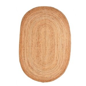 Peut inclure: Tapis ovale en jute de couleur beige naturel. Le tapis présente une texture tissée avec des motifs ovales concentriques. Ce tapis convient à divers styles de décoration intérieure et ajoute de la chaleur à n'importe quelle pièce.