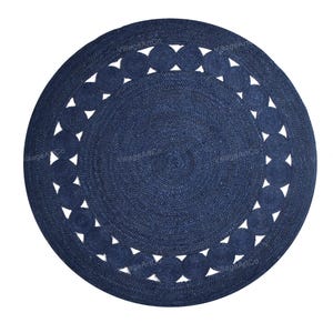 Op de afbeelding: Een ronde, marineblauwe jute vloerkleed met een decoratieve rand van uitgesneden cirkels. Het vloerkleed is gemaakt van geweven jutevezels en heeft een textuur. Geschikt voor gebruik binnenshuis.