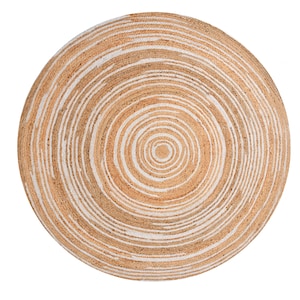 Op de afbeelding: Een ronde jute vloerkleed met een concentrisch spiraalontwerp. Het vloerkleed heeft afwisselende banden van natuurlijk bruin en wit, waardoor een textuur, cirkelvormig patroon ontstaat. De diameter van het vloerkleed is ongeveer 152 cm.