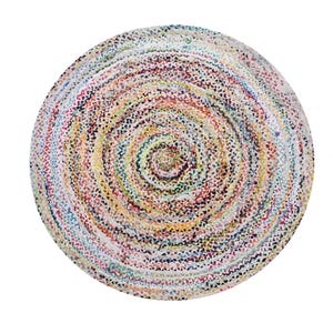 Op de afbeelding: Een ronde, veelkleurige gevlochten vloerkleed met een spiraalvormig ontwerp. Het kleed heeft een mix van witte, rode, gele, blauwe en groene draden, waardoor een levendig en gestructureerd oppervlak ontstaat. De diameter van het kleed is ongeveer 120 cm.